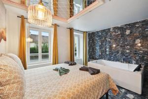 Postel nebo postele na pokoji v ubytování Love Room - La Création d'Adam avec Jacuzzi