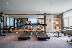 un gimnasio con varias bicicletas estáticas y un monitor en Atour Hotel Guangzhou Baiyun Guanghuayi Road, en Guangzhou