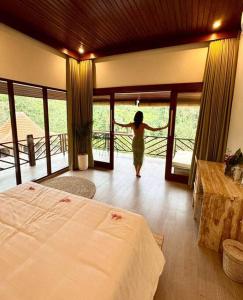 Giường trong phòng chung tại Superior One Bedroom Apartment w Stunning Waterfall View