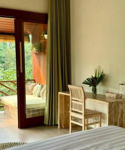 Khu vực ghế ngồi tại Superior One Bedroom Apartment w Stunning Waterfall View