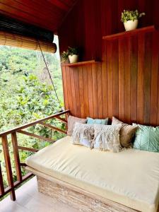 Ban công/sân hiên tại Superior One Bedroom Apartment w Stunning Waterfall View +22 ảnh