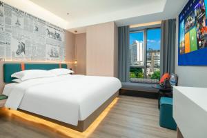 Voodi või voodid majutusasutuse Lan Wan Hotel - One Free Cockt-ail Per Room--Airport Pick-up Service toas