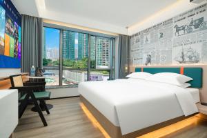 Voodi või voodid majutusasutuse Lan Wan Hotel - One Free Cockt-ail Per Room--Airport Pick-up Service toas