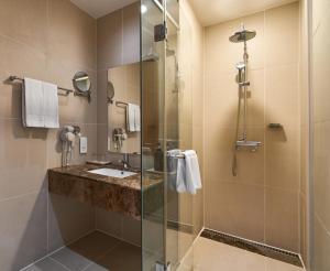 ein Badezimmer mit Glasdusche und Waschbecken in der Unterkunft Hotel Square Ansan in Ansan + 22 Fotos