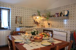 CasperiaにあるB&B Colle Perrini Country Houseのキッチン(フルーツの盛り合わせ付きのテーブル付)