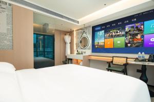 Voodi või voodid majutusasutuse Lan Wan Hotel - One Free Cockt-ail Per Room--Airport Pick-up Service toas