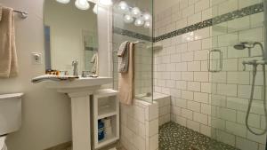 Koupelna v ubytování Woodside Getaway by AvantStay Character Home Close To Park City Resort w Hot Tub + 15 fotografií