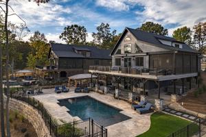 Πισίνα στο ή κοντά στο Blue Heron by AvantStay Lakefront Dock Pool Theater Sleeps 22