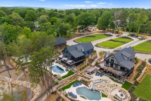 Πισίνα στο ή κοντά στο Blue Heron by AvantStay Lakefront Dock Pool Theater Sleeps 22