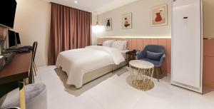 Wonju May hotel客房内的一张或多张床位