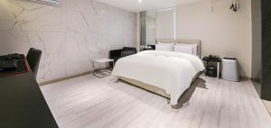 Wonju May hotel客房内的一张或多张床位