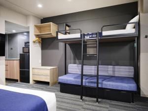 una camera con 2 letti a castello e una cucina di MONday Apart Hamamatsucho Daimon a Tokyo Altre 43 foto