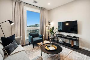 纽黑文Luxury Furnished Apartments by Hyatus Downtown at Yale的带沙发和电视的客厅