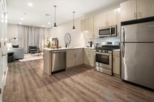 纽黑文Luxury Furnished Apartments by Hyatus Downtown at Yale的一间带不锈钢用具的厨房和一间客厅
