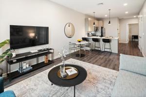 纽黑文Luxury Furnished Apartments by Hyatus Downtown at Yale的带沙发和桌子的客厅 更多37张照片