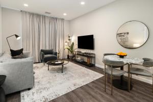 纽黑文Luxury Furnished Apartments by Hyatus Downtown at Yale的带沙发、桌子和镜子的客厅