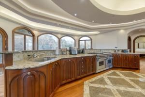 Il comprend une cuisine avec des placards en bois et un plafond avec des fenêtres. dans l'établissement Bay Estate by AvantStay Waterfront Private Pond, à Ridge 98 autres photos