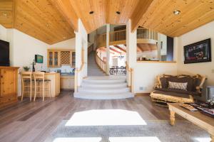 Χώρος καθιστικού στο Sparrow by AvantStay Modern Mountain Retreat w Hot Tub Pool Table Games