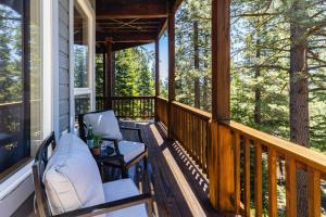 Μπαλκόνι ή βεράντα στο Sparrow by AvantStay Modern Mountain Retreat w Hot Tub Pool Table Games