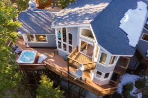 Πισίνα στο ή κοντά στο Sparrow by AvantStay Modern Mountain Retreat w Hot Tub Pool Table Games