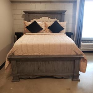 1 cama grande con cabecero de madera y almohadas en Studio 51, en Birmingham