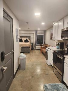 cocina con cama y lavadora y secadora blancas en Studio 51, en Birmingham