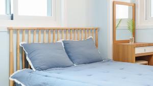 En eller flere senge i et værelse på Goseong Gamnamu Pension + 1 billede