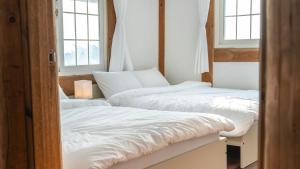 Postel nebo postele na pokoji v ubytování Seokmodo supsokbadapunggyeong pension