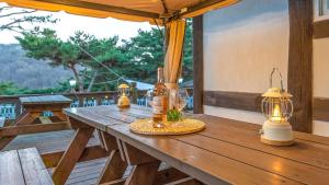 Balkón nebo terasa v ubytování Seokmodo supsokbadapunggyeong pension