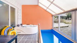 Bazén v ubytování Boeryeong Rainbow Oceanview Pension nebo v jeho okolí