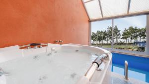 Bazén v ubytování Boeryeong Rainbow Oceanview Pension nebo v jeho okolí