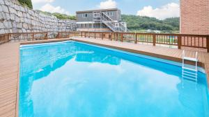 Bazén v ubytování Ganghwa Paeng namu Pension nebo v jeho okolí