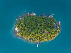 Koh Krabey克拉贝岛六善酒店的海洋中岛屿的鸟瞰图