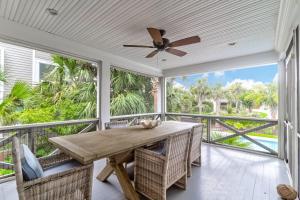 una sala da pranzo con tavolo e sedie su un balcone di 302 Charleston by AvantStay Stunning Private Pool a Mount Pleasant