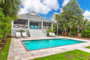 una casa con piscina di fronte a una casa di 302 Charleston by AvantStay Stunning Private Pool a Mount Pleasant