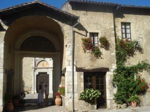 un edificio con cajas de flores en su lado en B&B Colle Perrini Country House, en Casperia