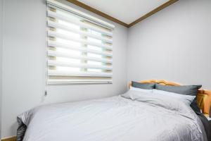 Postel nebo postele na pokoji v ubytování Samcheok Herb Pension