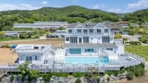 Hồ bơi trong/gần Ganghwa imspa Pension