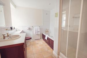 A bathroom at Briery Wood Hotel