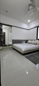 una camera bianca con un grande letto in una stanza di ChandrajyotiVilla 4 All New looks 2BHK Apartment a Nagpur