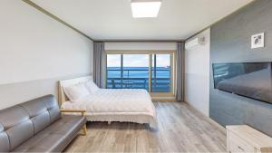 En eller flere senge i et værelse på Sokcho Bird Island Pension