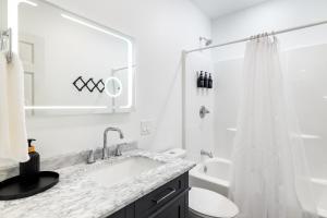 un bagno bianco con lavandino e doccia di Bear’s Place by AvantStay Cozy Mountain Cabin in Brevard Firepit a Brevard Altre 46 foto