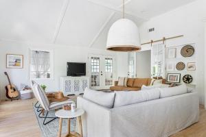 Un televizor și/sau centru de divertisment la Cast Away by AvantStay Stunning Modern Home Near Beach w Two Kitchens