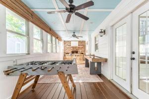Imagine din galeria proprietății Cast Away by AvantStay Stunning Modern Home Near Beach w Two Kitchens în Isle of Palms