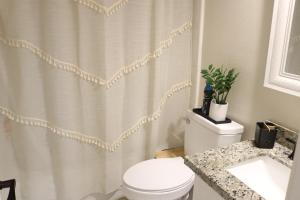 Foto dalla galleria di Luxury Stay Near IAH 3BD 2Bath Office with Amenities a Houston