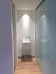 bagno con lavandino e specchio di Carouge Loft Apartment a Ginevra