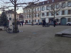 Un groupe de personnes se promenant dans une rue de la ville dans l'établissement Carouge Loft Apartment, à Genève