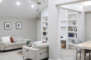 Posezení v ubytování Luxury Stay Near IAH 3BD 2Bath Office with Amenities