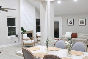 Posezení v ubytování Luxury Stay Near IAH 3BD 2Bath Office with Amenities