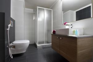 Koupelna v ubytování Byblostar Hotel